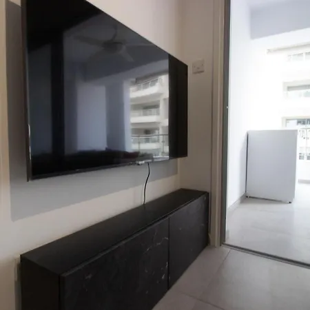 Modern Retreat - Balcony And Chic Design 尼科西亚