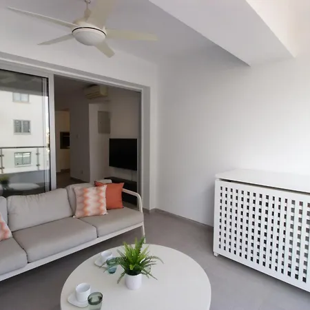 Modern Retreat - Balcony And Chic Design 公寓 尼科西亚