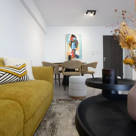 Modern Retreat - Balcony And Chic Design 尼科西亚