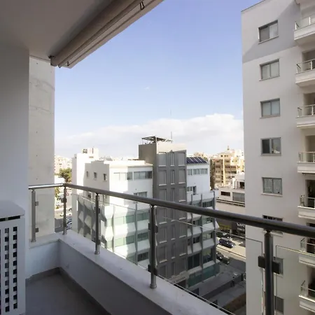 Modern Retreat - Balcony And Chic Design Nicosia