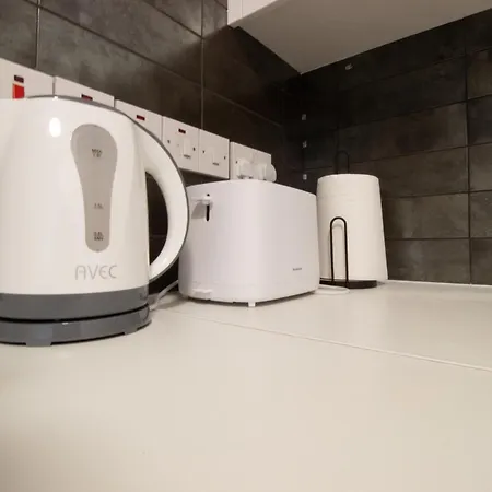 Apartment Modern Retreat - Balcony And Chic Design *