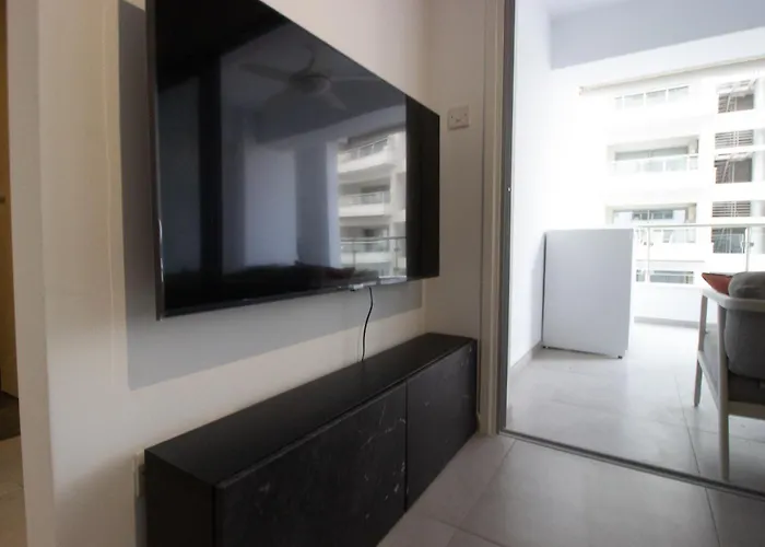 Modern Retreat - Balcony And Chic Design Nikósie