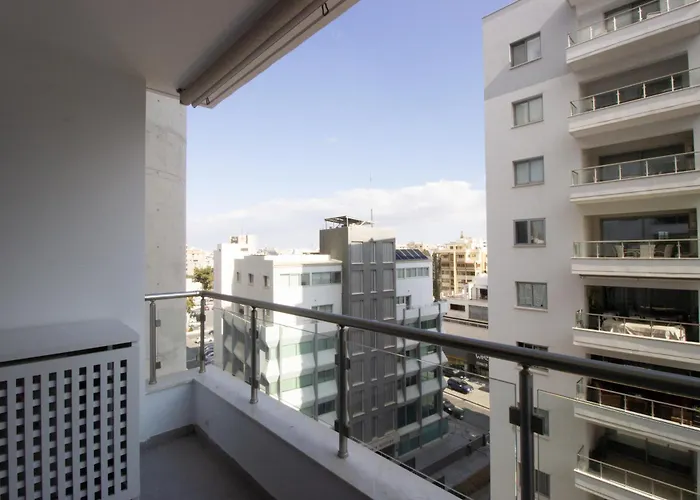 Modern Retreat - Balcony And Chic Design Nikósie