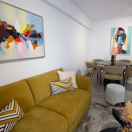 Daire Modern Retreat - Balcony And Chic Design