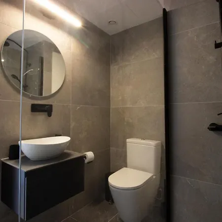 Modern Retreat - Balcony And Chic Design Daire *