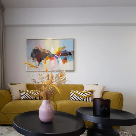 Modern Retreat - Balcony And Chic Design Daire *