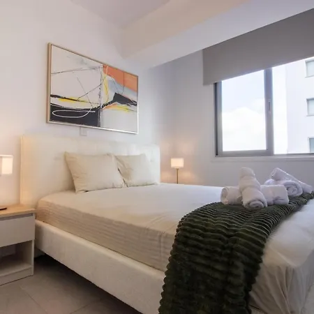 Modern Retreat - Balcony And Chic Design Daire *