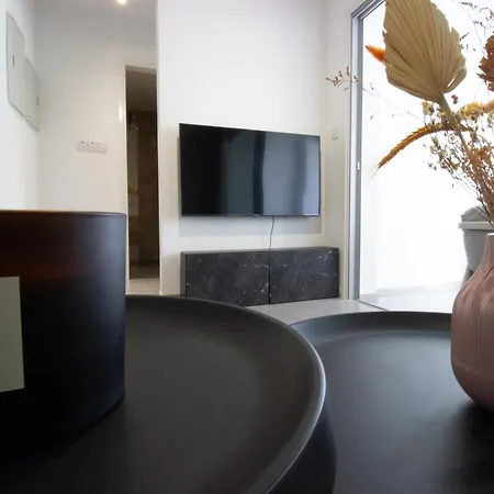 Daire Modern Retreat - Balcony And Chic Design